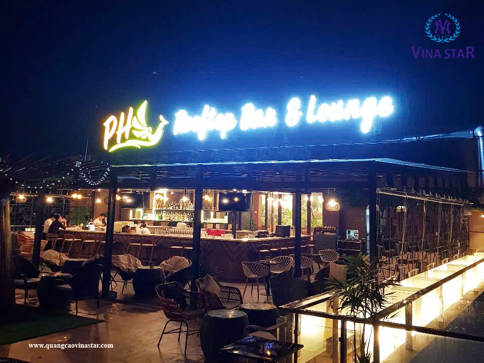Review-biển-hiệu-quán-PH-Bar-&-Lounge